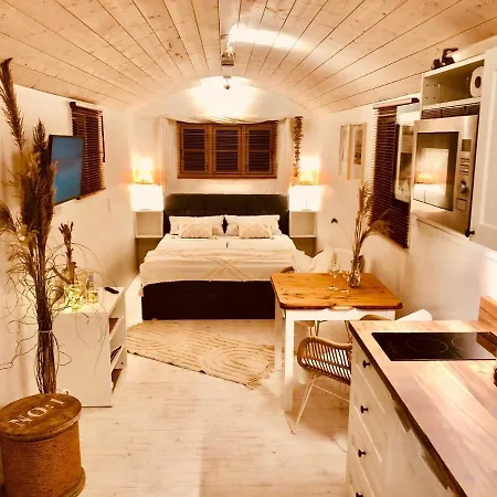 Zirkuswagen Mit Outdoor Whirlpool Und Garten Petershagen-Eggersdorf Экстерьер фото