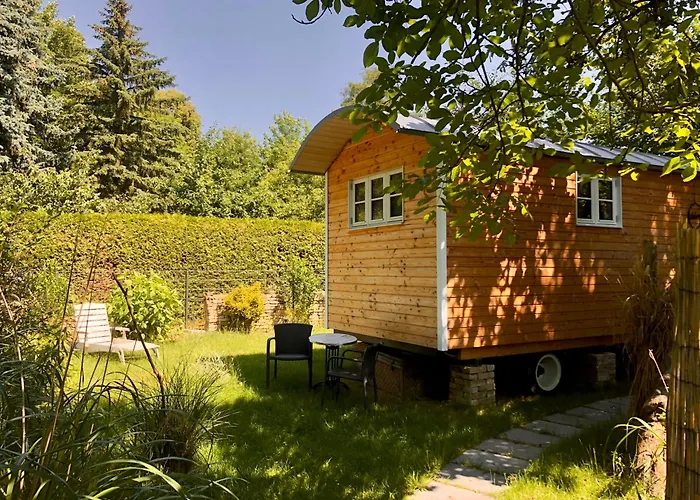 Zirkuswagen Mit Outdoor Whirlpool Und Garten