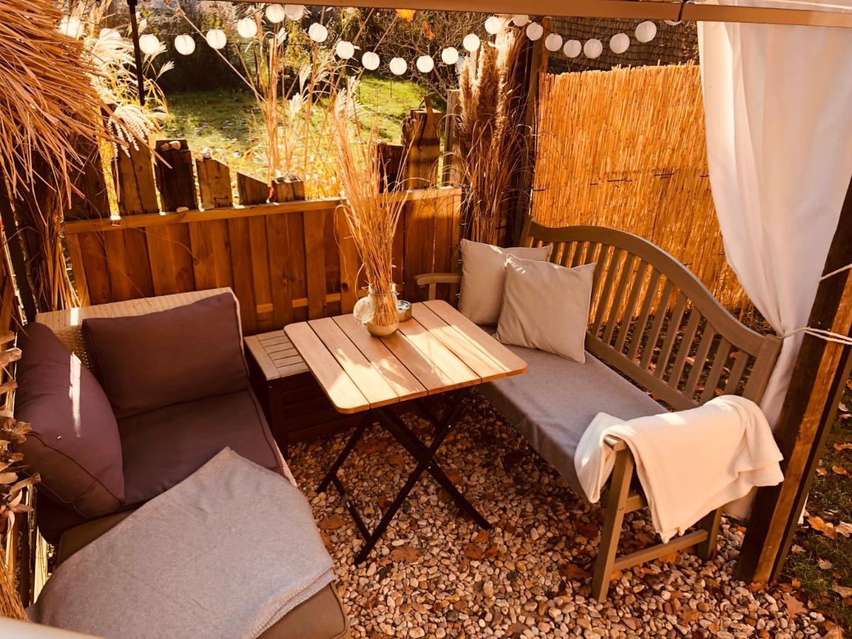 Zirkuswagen Mit Outdoor Whirlpool Und Garten